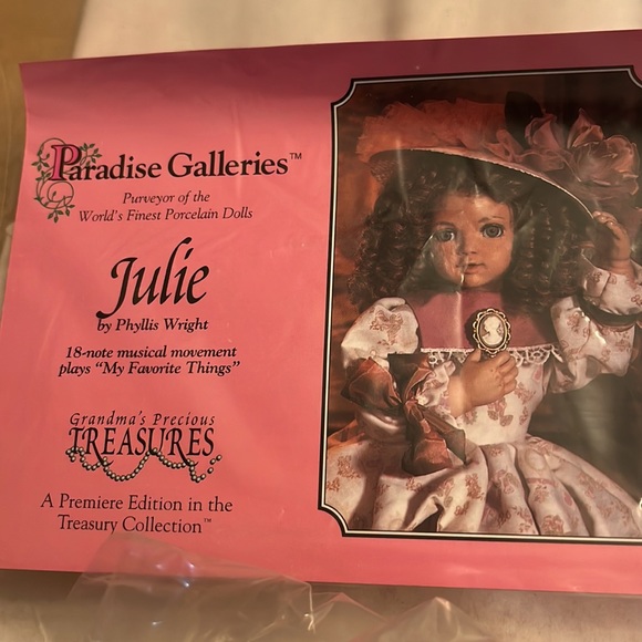 NWB Paradise Galleries Julie - Picture 1 of 10